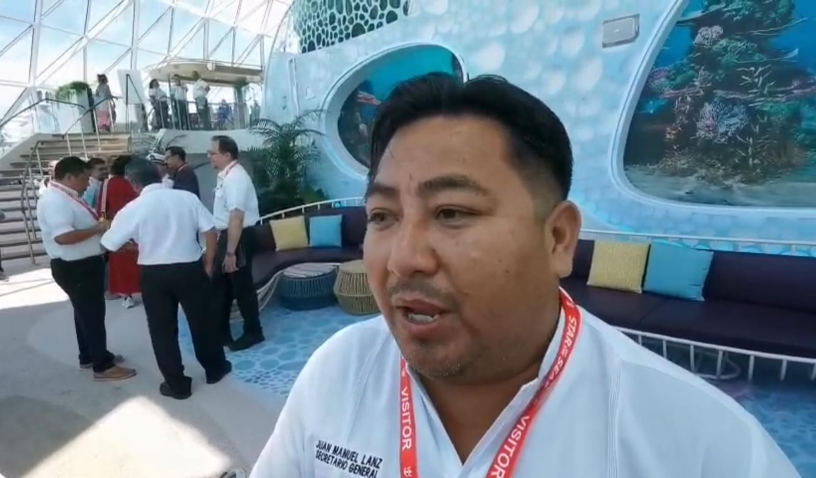 Un taxista de Mahahual se prepara para recibir a turistas en la zona del muelle de cruceros.