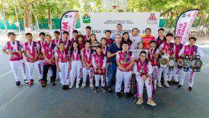 El presidente municipal, Diego Castañón Trejo, entrega la beca a un joven atleta.