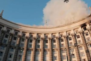 El humo se levanta sobre la capital de Ucrania, Kiev, después del ataque aéreo masivo de Rusia.