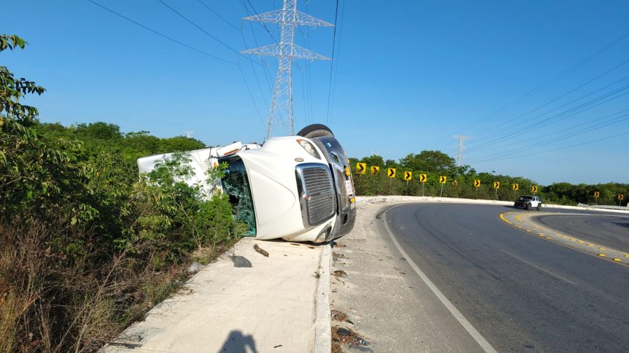 Los servicios de emergencia acuden al lugar del accidente en Cancún para atender al conductor.