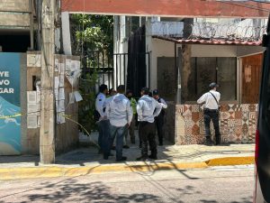 Muere hombre electrocutado en un local abandonado de Playa del Carmen; Protección Civil y Fiscalía acordonaron el área para iniciar investigaciones.
