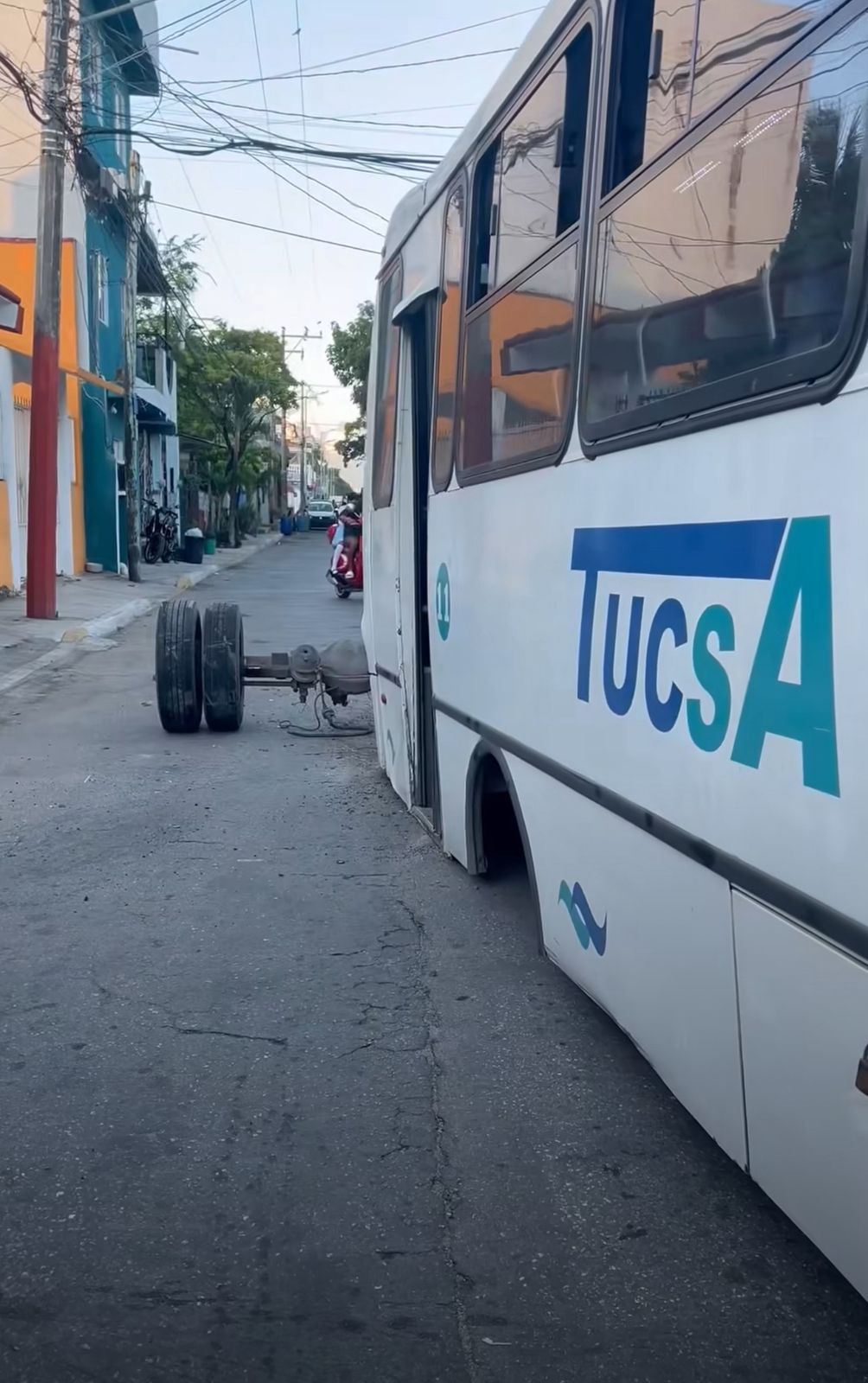 Un camión de Tucsa pierde eje en la colonia Nicte Ha de Playa del Carmen; el percance no dejó lesionados, pero evidenció fallas en el transporte público.