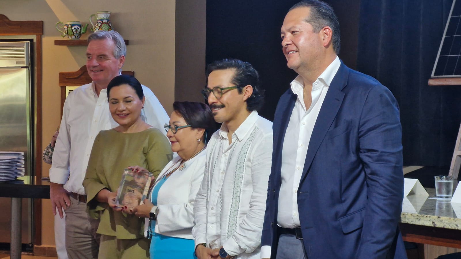 Hoteles en la Riviera Maya están recurriendo a la energía renovable ante el déficit energético de CFE, una medida que les permite asegurar su operación y reducir costos.