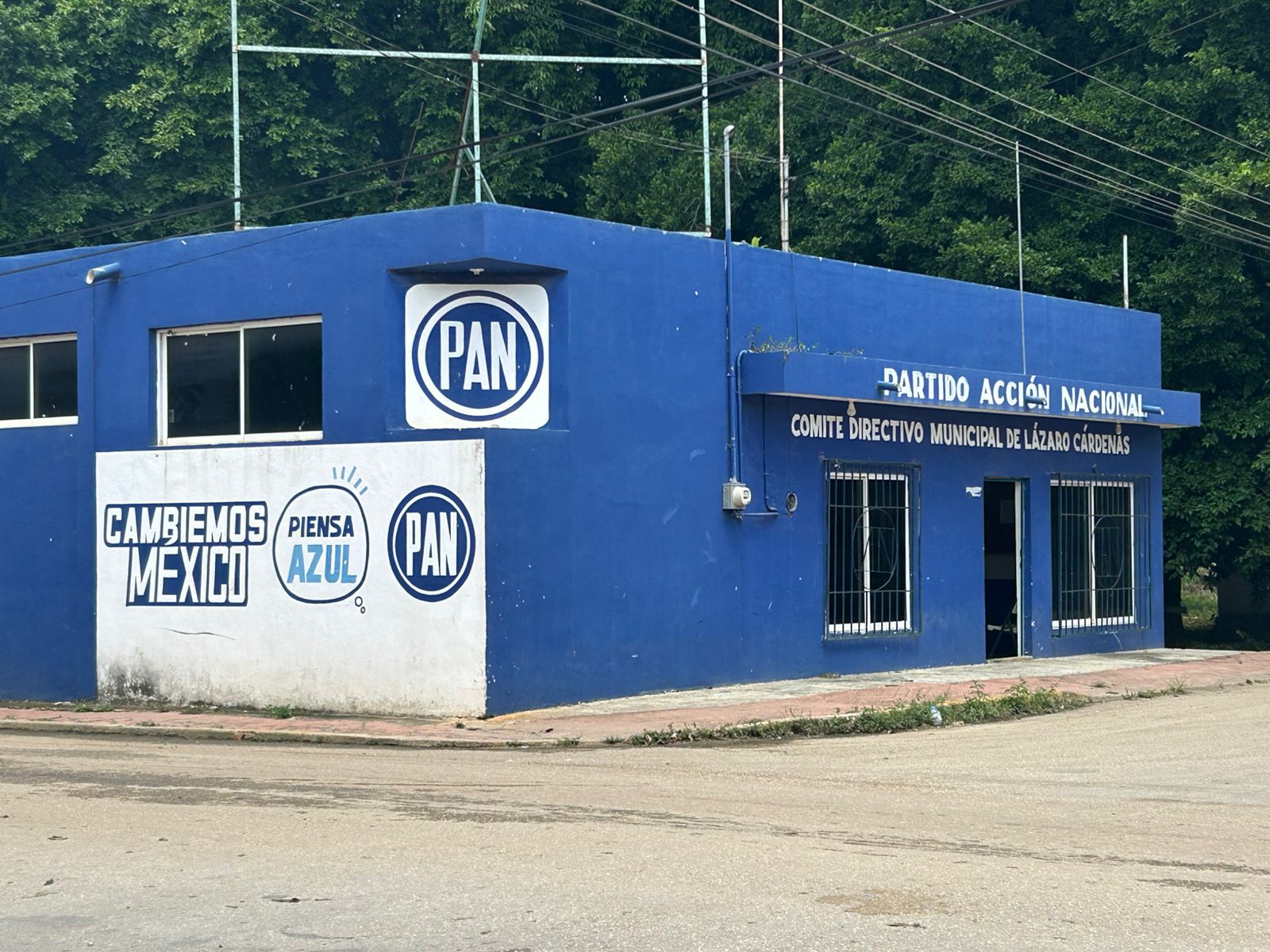 La sede del PAN en Lázaro Cárdenas presenta signos de abandono.