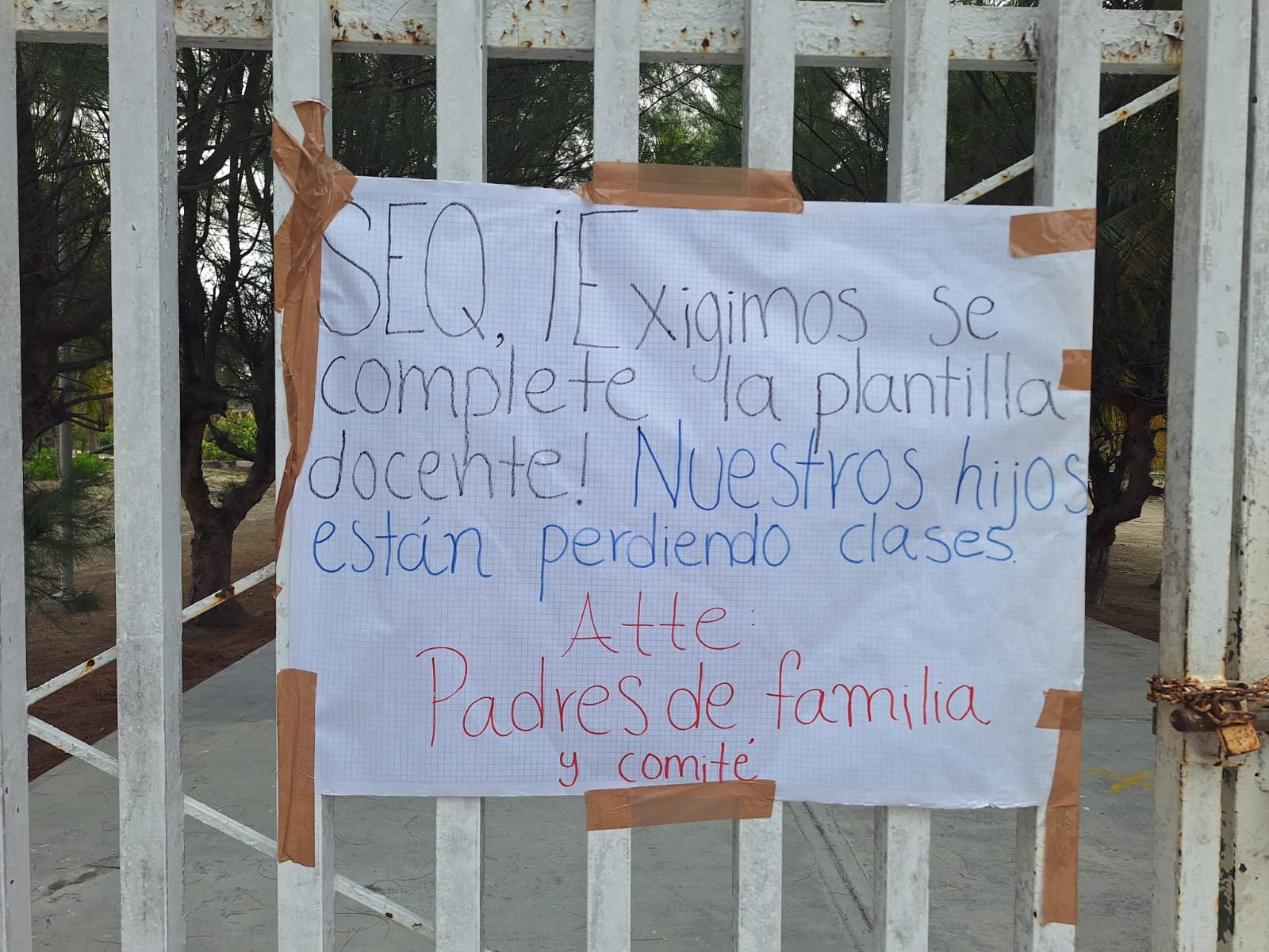 Una protesta de padres en Holbox llevó al cierre de una secundaria por la falta de maestros desde el inicio del ciclo escolar.