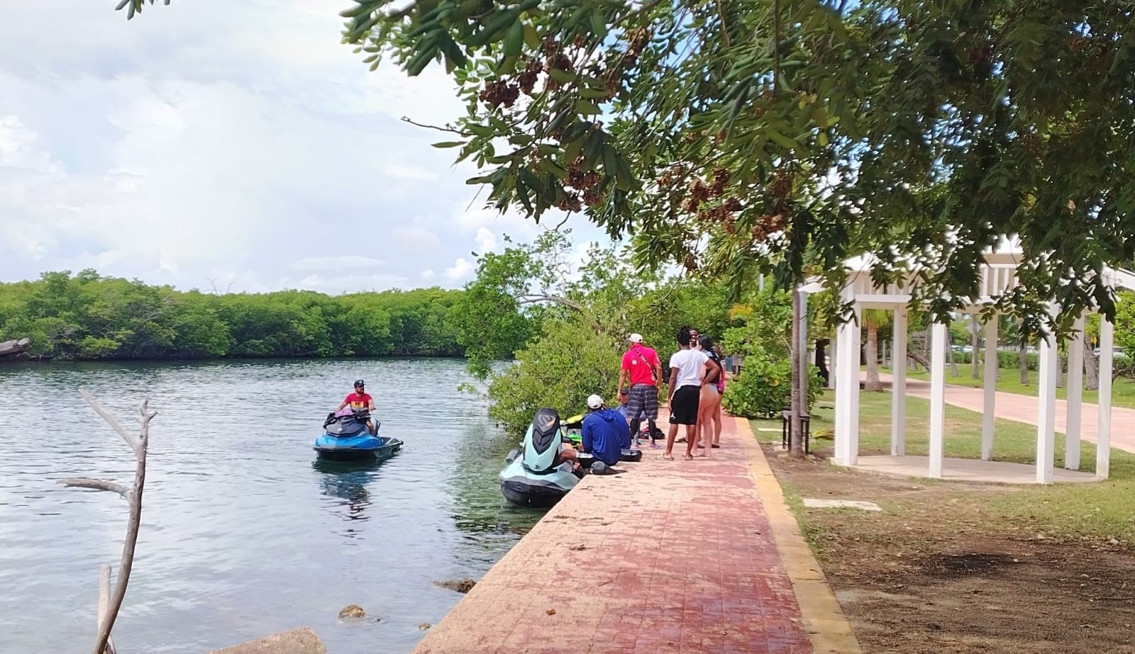 Un atracadero ilegal en el canal Sigfrido afecta a las familias que visitan el lugar.