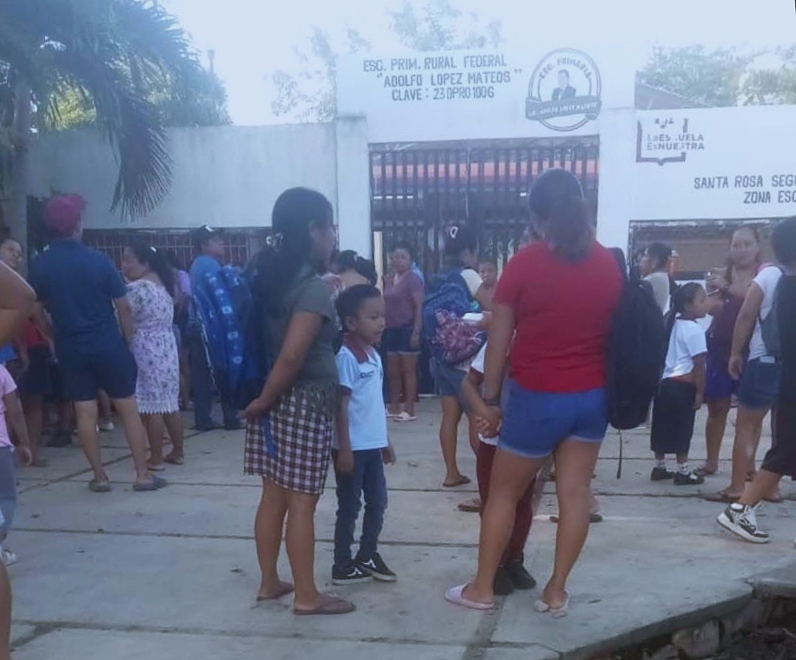 Más de cien padres de familia cierran una escuela en Felipe Carrillo Puerto por presuntos malos manejos del director.
