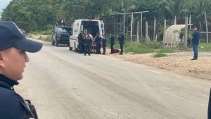 El hallazgo del hombre herido en el cuello cerca de la cárcel de Playa del Carmen ha generado una investigación.