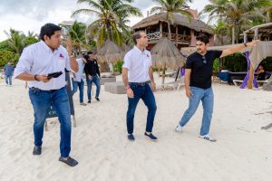 El presidente municipal de Tulum, Diego Castañón, lidera los trabajos para habilitar un nuevo acceso público en Tulum.
