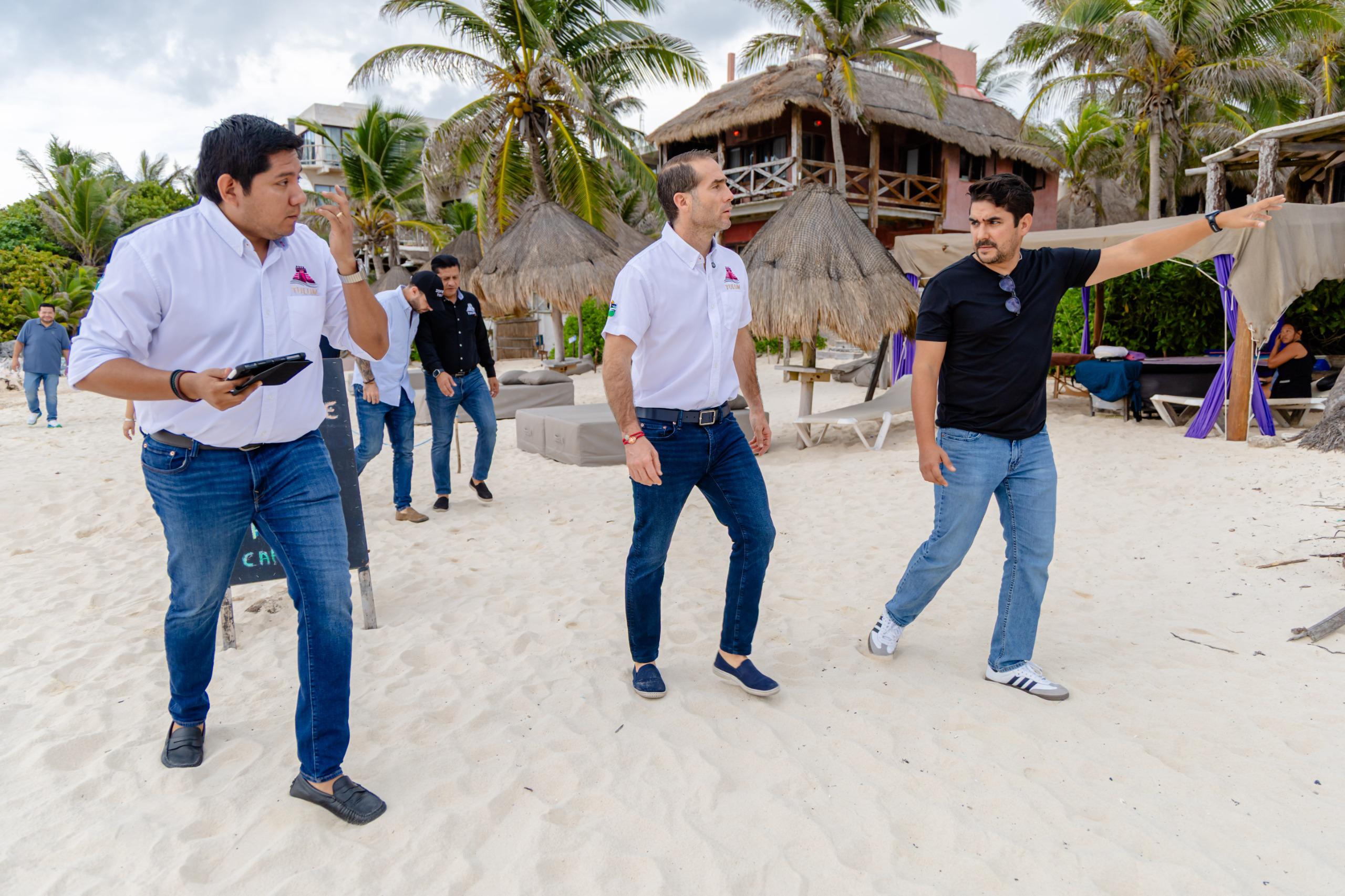 El presidente municipal de Tulum, Diego Castañón, lidera los trabajos para habilitar un nuevo acceso público en Tulum.