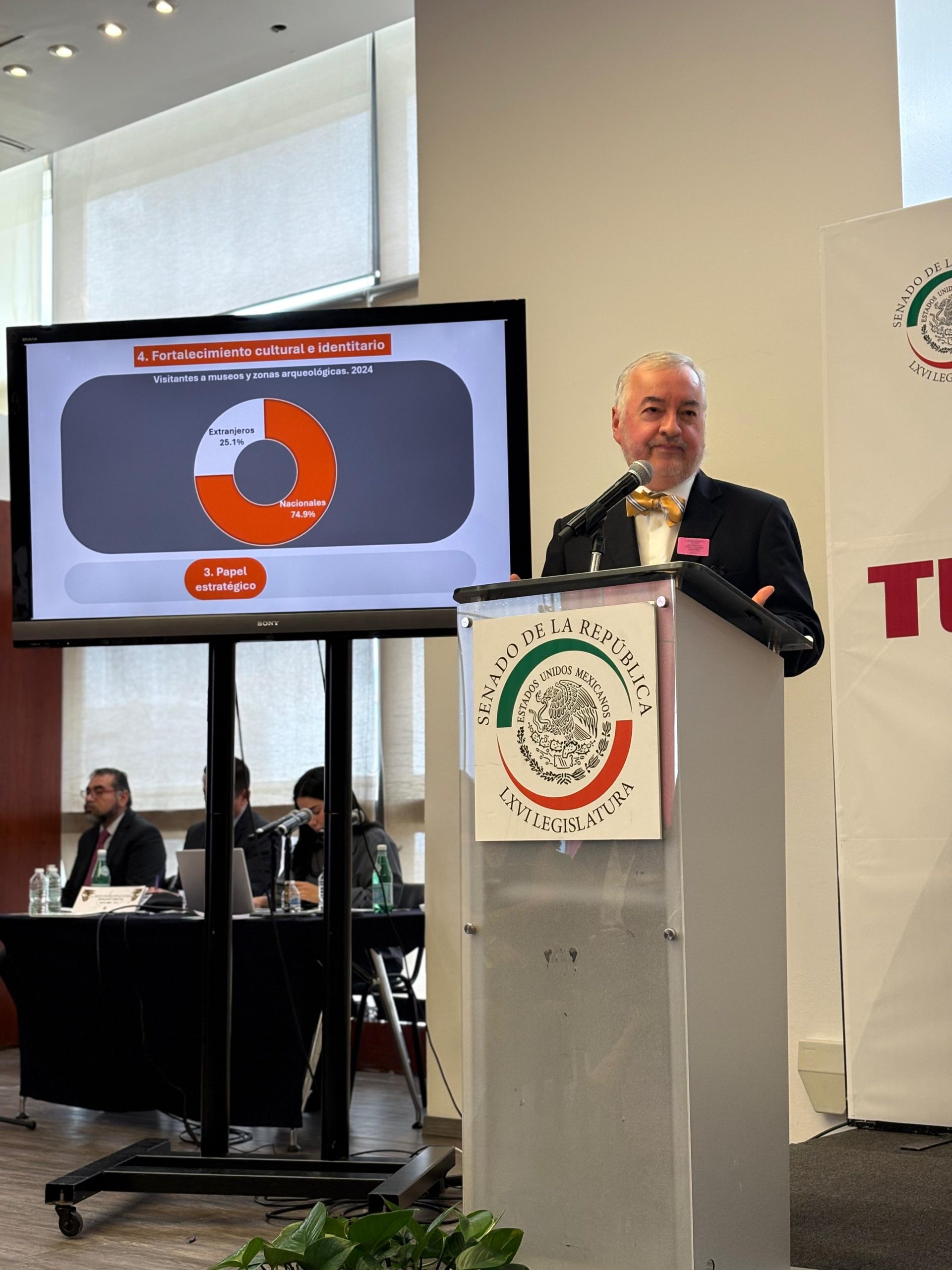 Dr. Francisco Madrid presenta su ponencia en el Senado, donde expuso cómo el turismo nacional fortalece economía.