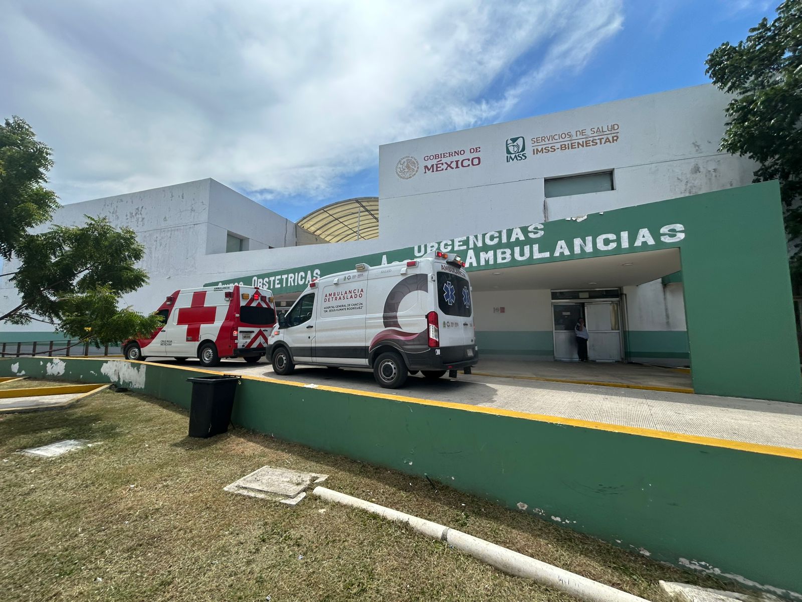 El GEAVIG de la Secretaría de Seguridad Pública hospitalizan a mujer venezolana en Playa del Carmen para su evaluación médica.
