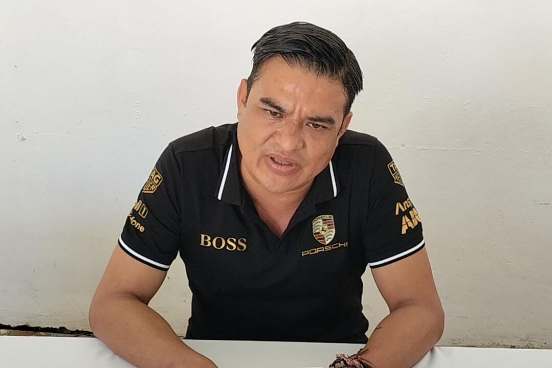 Vázquez Coutiño brindando detalles del plagio por error en rueda de prensa.