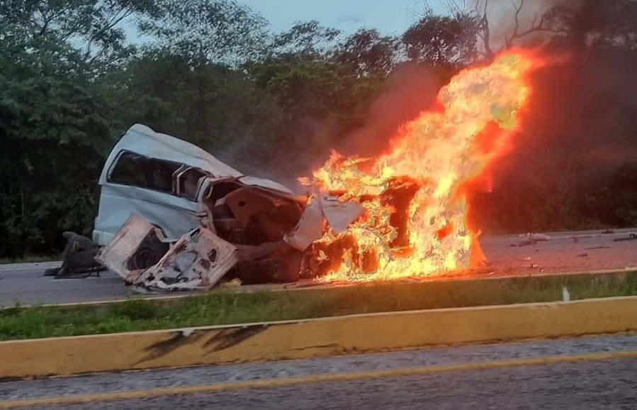 Un trágico accidente en la carretera Mérida-Campeche resultó en la muerte de 15 personas. La SSP y la Guardia Nacional coordinan las labores de auxilio.