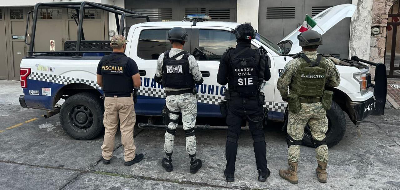 Autoridades trasladan al secretario de Jiquilpan detenido en Michoacán.