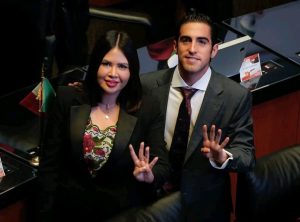 La aprobación del aumento de tarifas en las ruinas mayas y el alza del DNR por parte de los senadores Eugenio Segura y Anahí González arriesga 450 mil empleos y 22 mil millones de dólares anuales. El sector denuncia que esta acción afecta gravemente al turismo y la competitividad de Quintana Roo.