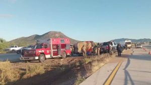 Equipos de emergencia trabajando en el sitio del fatal Accidente Hermosillo-Guaymas.