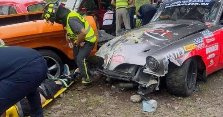 Personal de emergencia atendiendo a los heridos tras el Accidente La Carrera Panamericana en Mil Cumbres.
