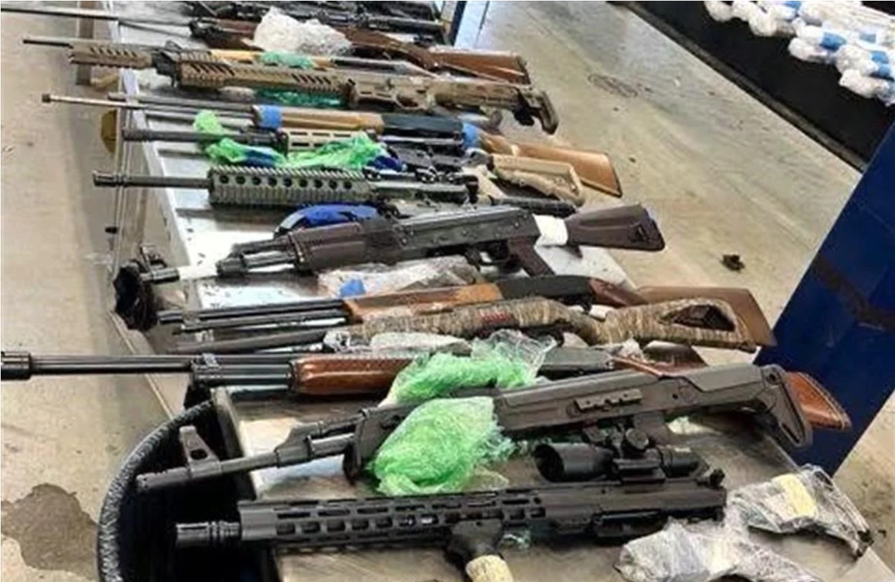 Armas de diferentes calibres y cargadores de alta capacidad asegurados tras el operativo en el Puente Internacional II.