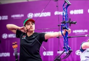 Mariana Bernal celebra su histórica medalla de oro individual en la Copa del Mundo.