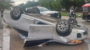 El accidentado domingo en Cancún dejó dos heridos y varios vehículos dañados por las lluvias, lo que llevó a las autoridades a reforzar llamados a la precaución.