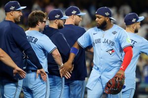 Davis Schneider y Vladimir Guerrero Jr. celebran sus jonrones consecutivos que le dieron la ventaja a los Blue Jays.
