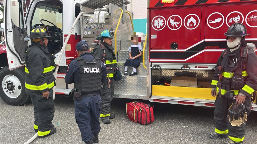 Bomberos de la Secretaría de Protección Civil controlan las llamas en la vivienda del Fraccionamiento Pescadores.