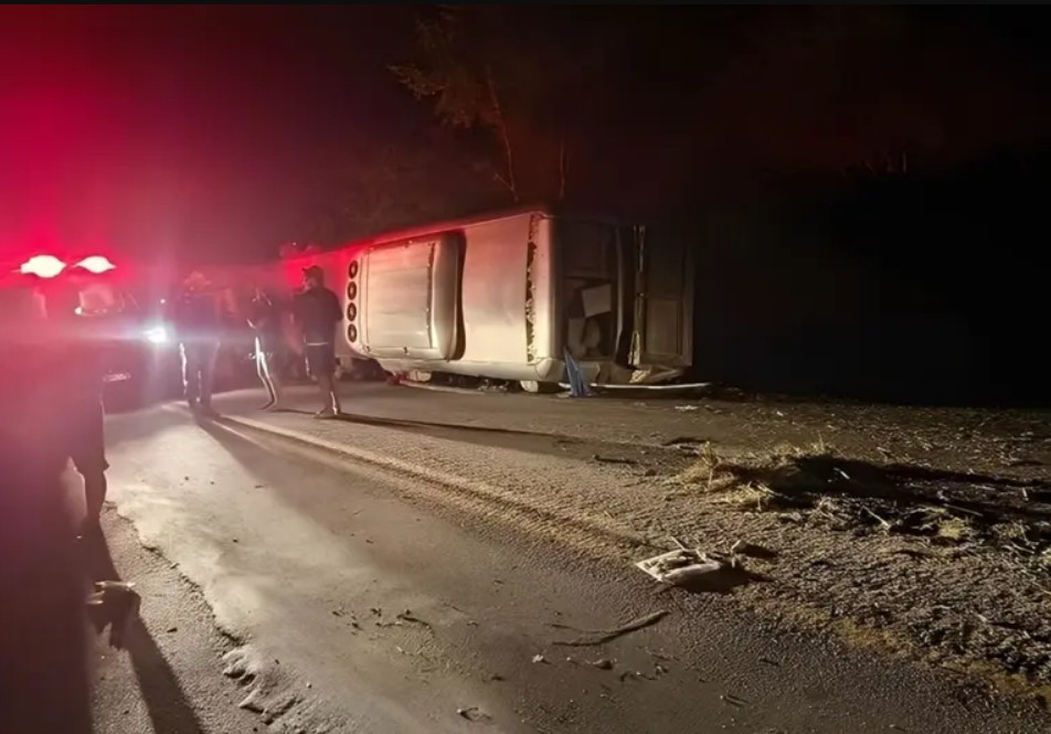 Equipos de emergencia trabajando en la escena del fatal Accidente ómnibus Brasil en Pernambuco.