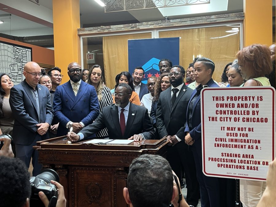 El alcalde Brandon Johnson firma la orden ejecutiva que establece a Chicago Zona Libre ICE.