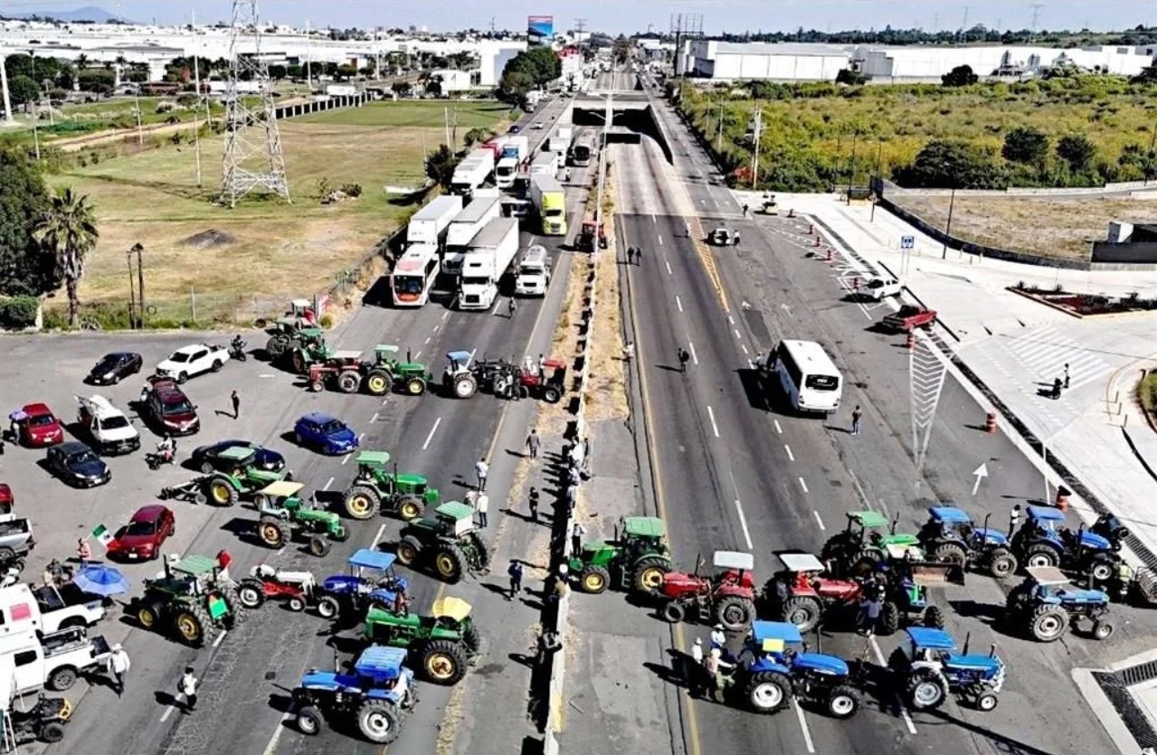 Productores agrícolas bloquean tramos carreteros en Jalisco y Michoacán.