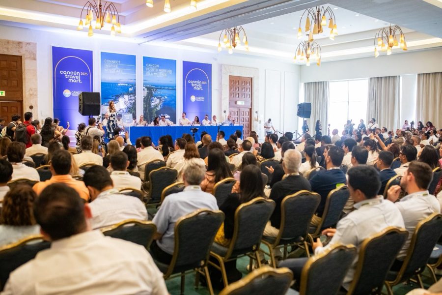 Rodrigo de la Peña Segura y Bernardo Cueto Riestra brindan el balance del Cancún Travel Mart 2025.