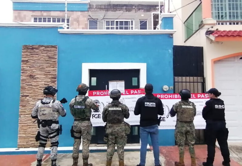 Elementos de la FGE y fuerzas federales durante los cateos en Cozumel.