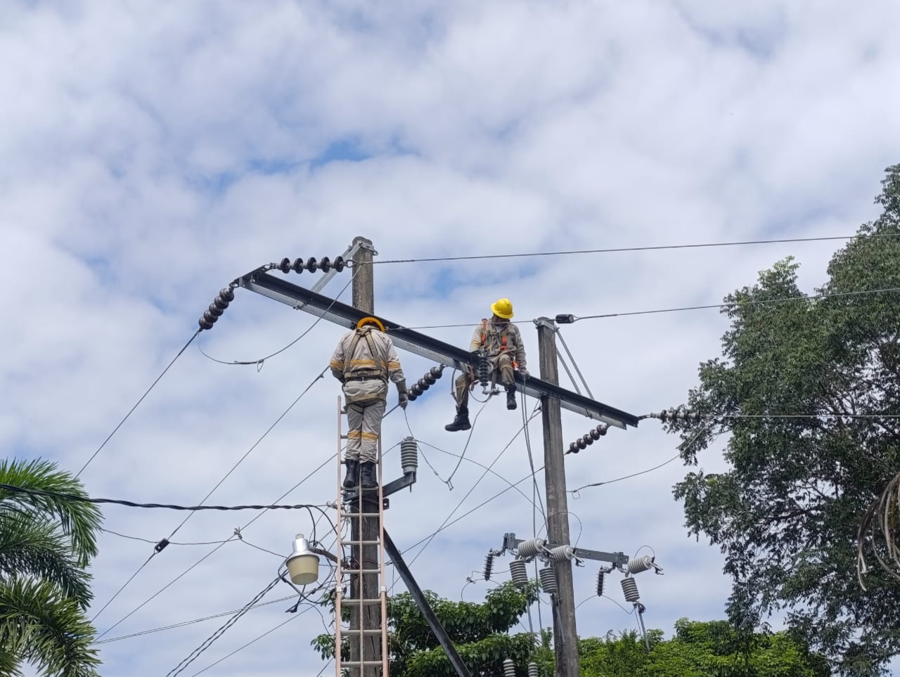 El personal de la CFE trabaja 24 horas al día en coordinación con Sedena y Protección Civil.