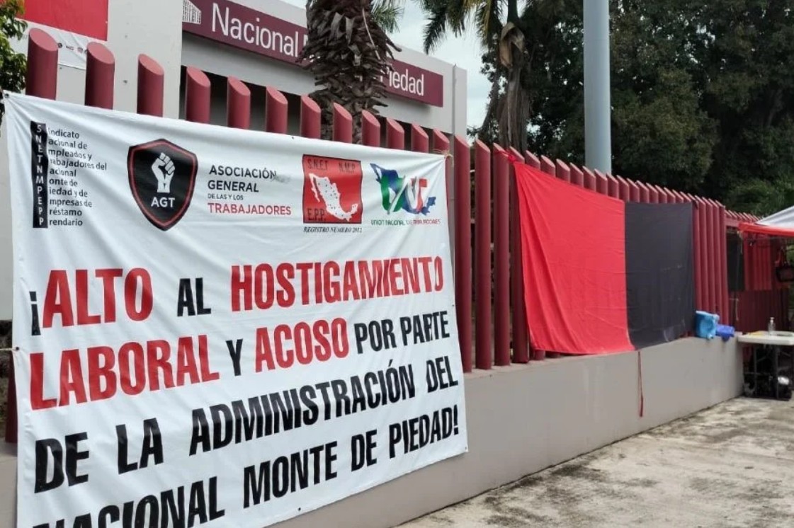 Trabajadores del Nacional Monte de Piedad durante el primer día de huelga.