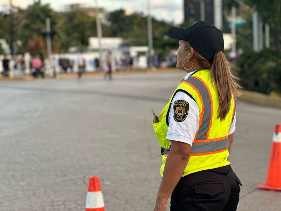 Personal de obra realiza trabajos de pavimentación en una de las avenidas afectadas de Cancún.