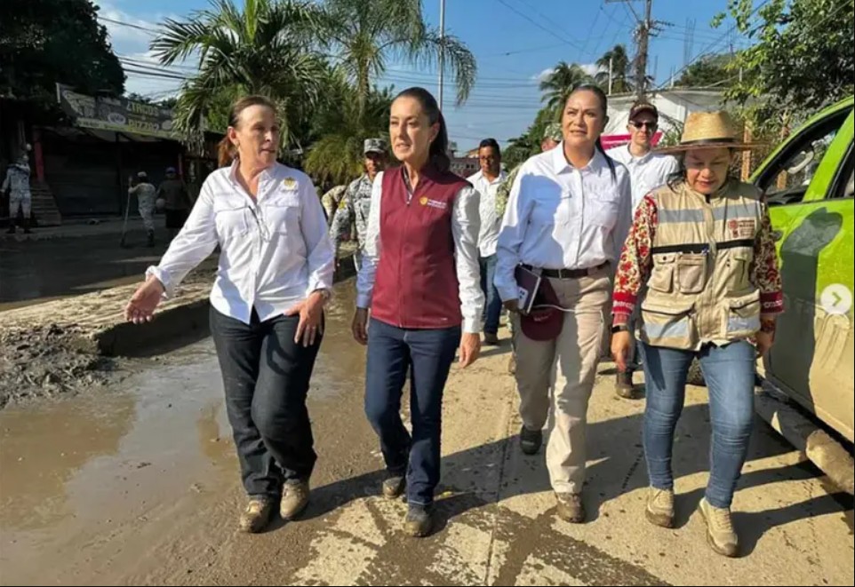 La presidenta Claudia Sheinbaum y Ariadna Montiel dialogan con familias afectadas en Álamo Temapache.