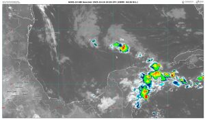 La Onda Tropical número 38 trae lluvias fuertes a la Península de Yucatán, incluyendo a Quintana Roo.
