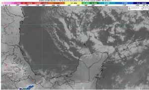 Vista del cielo nublado sobre Cancún ante la llegada del frente frío.