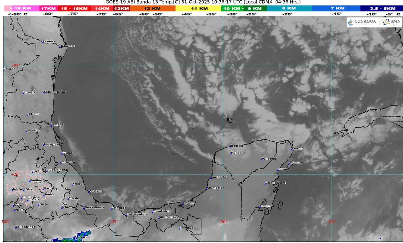 Vista del cielo nublado sobre Cancún ante la llegada del frente frío.