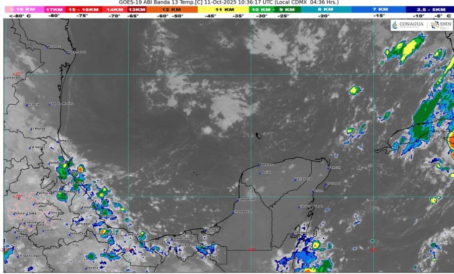 Habitantes de Cancún se protegen de una fuerte lluvia generada por el fenómeno meteorológico.