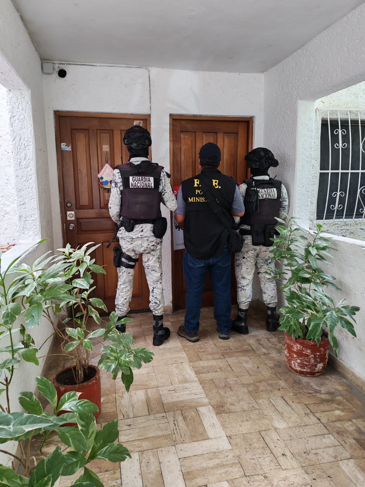 La Fiscalía General del Estado y la Guardia Nacional rescataron a 14 mujeres colombianas, presuntas víctimas de Trata de personas en Cancún y Playa del Carmen. Las mujeres fueron obligadas a prestar servicios sexuales para pagar una deuda de $120,000 pesos.