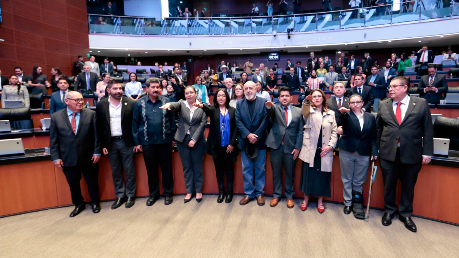 Los cinco nuevos Comisionados CRT rindieron protesta de inmediato ante el pleno del Senado.
