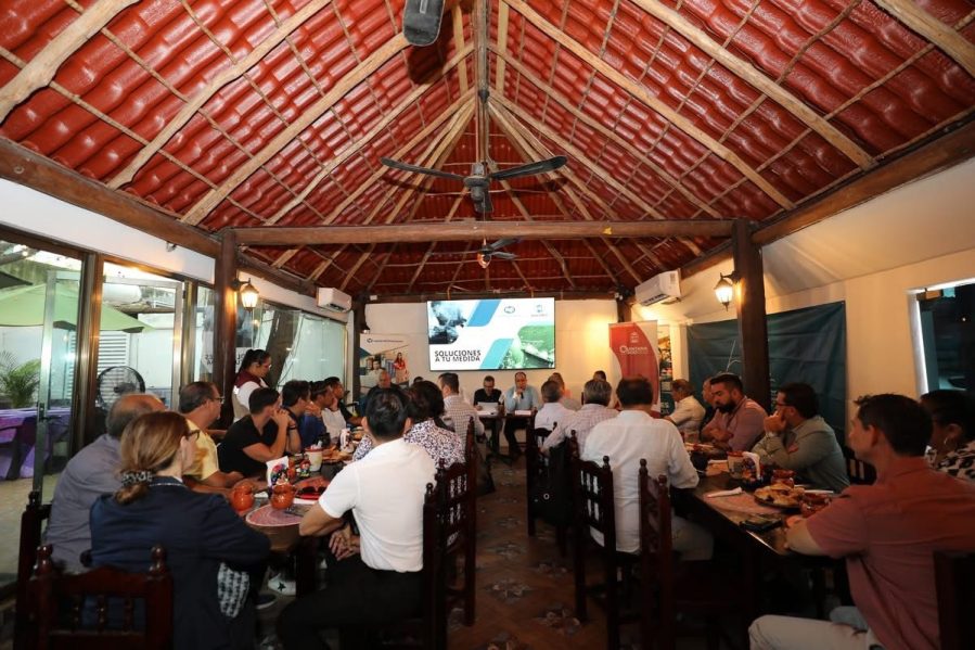 Representantes de Canirac Cancún y Nafin durante la presentación del Programa Impulso Nafin + Estados Quintana Roo.