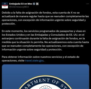 Un funcionario federal observa la cuenta oficial de Twitter de la Embajada de Estados Unidos en México, reflejando la falta de recursos para actualizar la información.