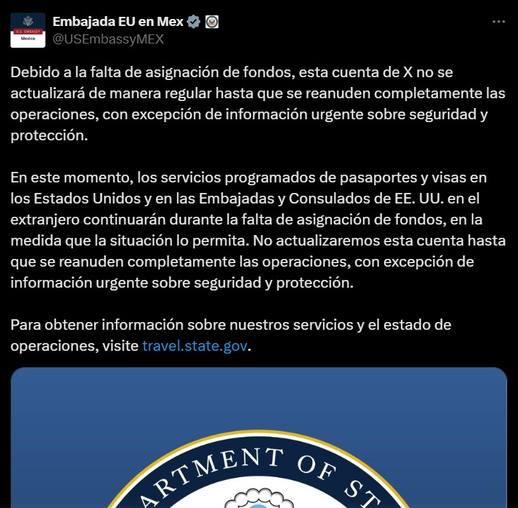 Un funcionario federal observa la cuenta oficial de Twitter de la Embajada de Estados Unidos en México, reflejando la falta de recursos para actualizar la información.