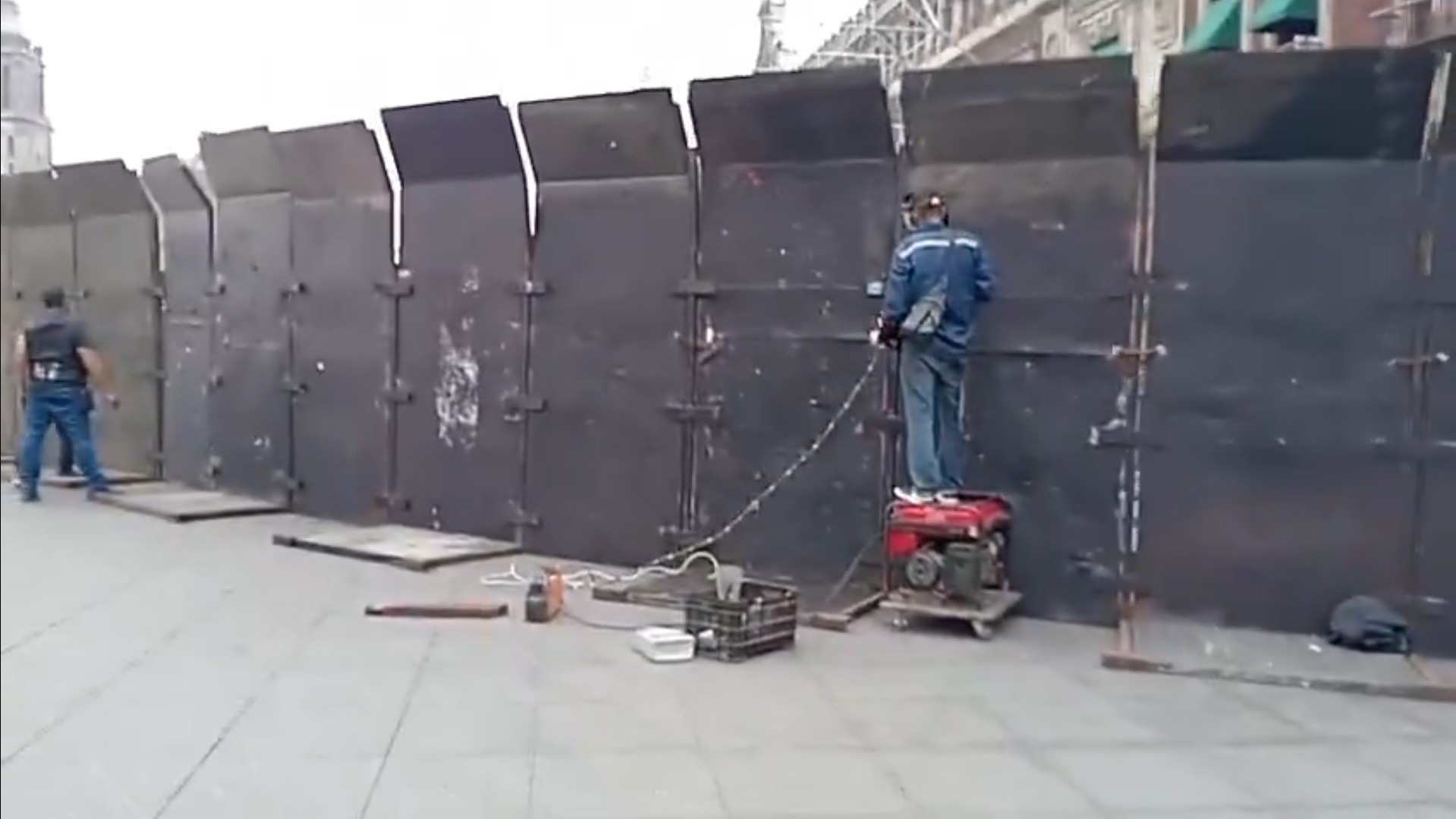 La estación Tlatelolco del Metrobús fue tapiada con tablones de madera.