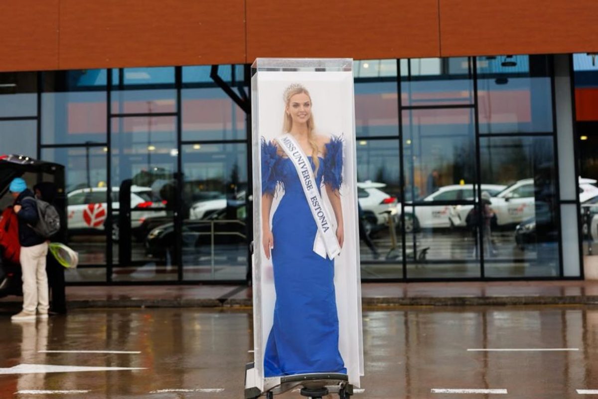 Miss Estonia, Brigitta Schaback, impactó al público al llegar al certamen dentro de una caja de Barbie gigante.
