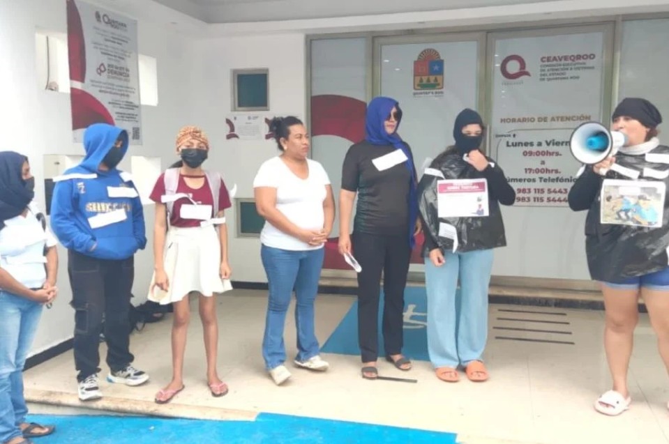 Integrantes del FNM protestaron en Chetumal frente a la Ceaveqroo por presunta omisión en la atención a víctimas.