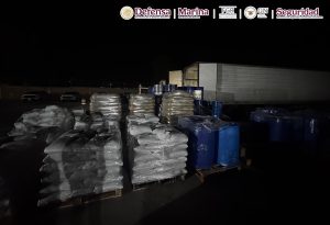 El tractocamión asegurado por la Agencia de Investigación Criminal (AIC) en un tramo carretero de Durango, transportando precursores químicos.