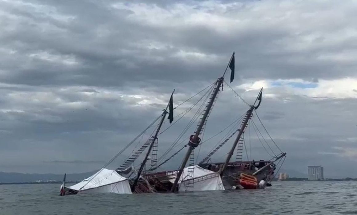 El galeón turístico “Marigalante” se hunde parcialmente en las aguas de Puerto Vallarta.